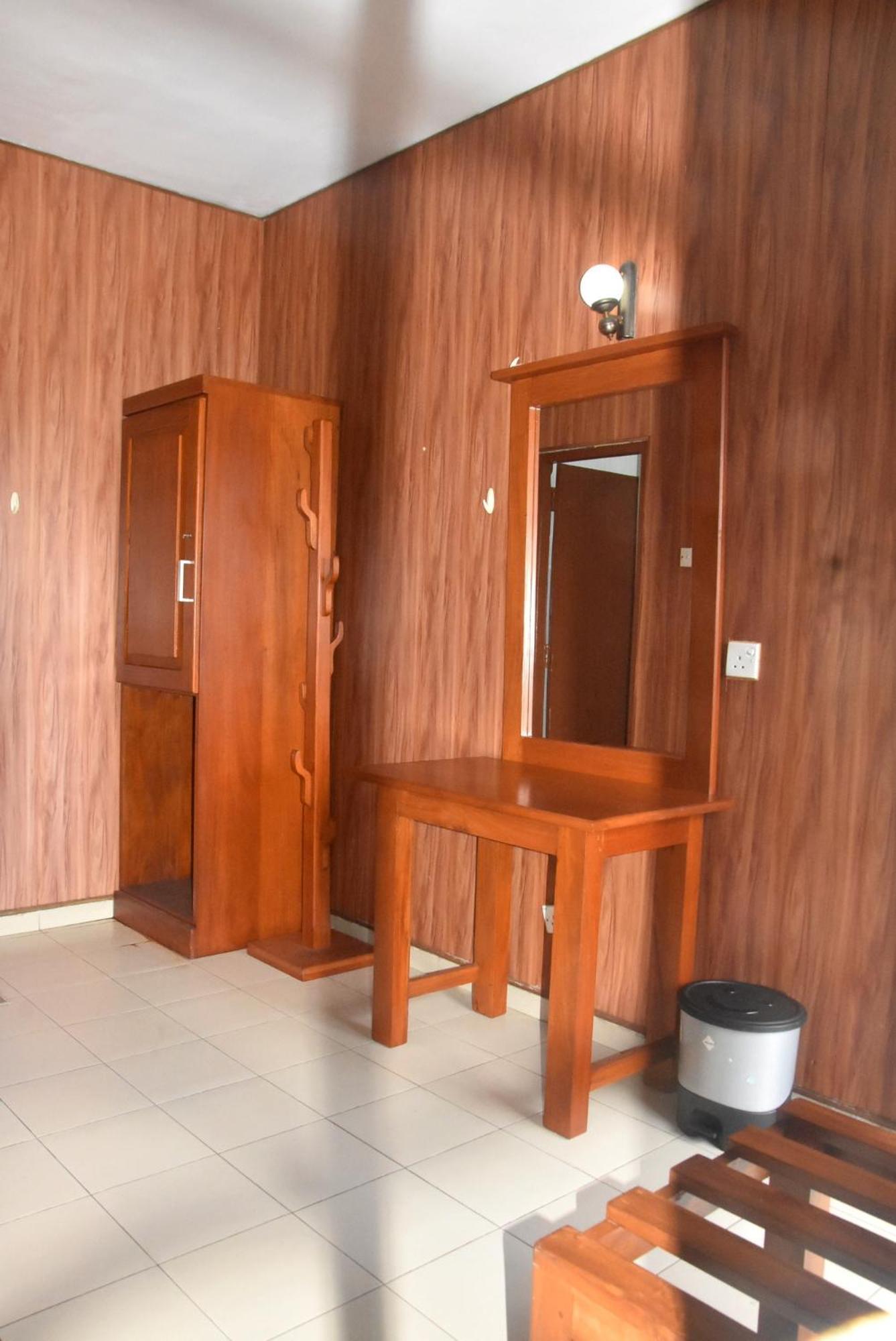Rathna Gems Halt Hotel Ратнапура Екстериор снимка